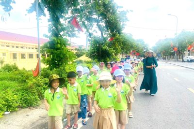HOẠT ĐỘNG THĂM QUAN CÁC DANH LAM THẮNG CẢNH, DI TÍCH LỊCH SỬ ĐỊA PHƯƠNG CỦA CÔ TRÒ NHÀ TRƯỜNG TRONG THÁNG 5